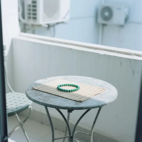 Comparison of raw nephrite and jadeite stones showing color and texture differences